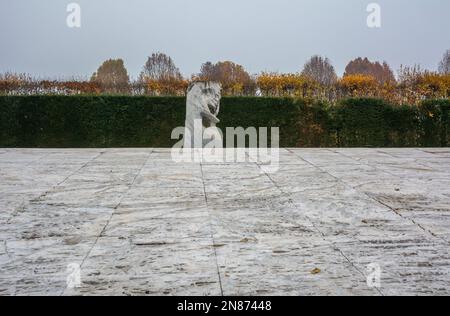 Il giardino della scultura fluida di Giuseppe Penone artista ai giardini di Venaria reale, Torino, Piemonte nel nord Italia - Europa - 21 novembre 202 Foto Stock