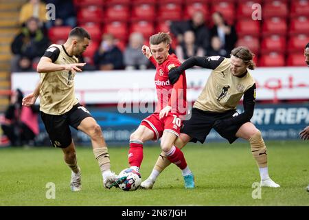 Thomas Knowles (C) e Kieran Sadlier (R) di Walsall durante la partita della Sky Bet League 2 tra Walsall e Leyton Orient al Banks's Stadium, Walsall, sabato 11th febbraio 2023. (Foto: Gustavo Pantano | NOTIZIE MI) Credit: NOTIZIE MI & Sport /Alamy Live News Foto Stock