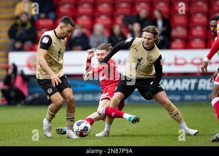 Thomas Knowles (C) e Kieran Sadlier (R) di Walsall durante la partita della Sky Bet League 2 tra Walsall e Leyton Orient al Banks's Stadium, Walsall, sabato 11th febbraio 2023. (Foto: Gustavo Pantano | NOTIZIE MI) Credit: NOTIZIE MI & Sport /Alamy Live News Foto Stock