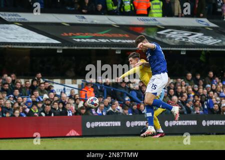 Josh Windass #11 di Sheffield Mercoledì e Cameron Burgess #15 di Ipswich Town Tussle per la palla durante la partita Sky Bet League 1 Ipswich Town vs Sheffield Mercoledì a Portman Road, Ipswich, Regno Unito, 11th Febbraio 2023 (Foto di Arron Gent/News Images) Foto Stock