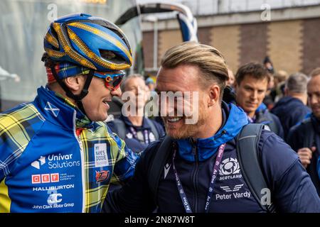 Edimburgo, Regno Unito. 11th Feb, 2023. 11th febbraio 2023; Murrayfield Stadium, Edimburgo, Scozia: Six Nations International Rugby, Scotland versus Wales; l'ex capitano scozzese Rob Wainwright si congratula con Stuart Hogg dopo aver pedalato per 555 miglia in 48 ore a sostegno della beneficenza Doddie Weir Foundation Credit: Action Plus Sports Images/Alamy Live News Foto Stock