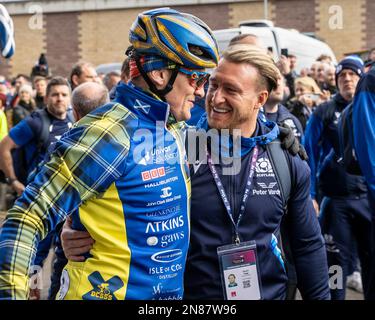 Edimburgo, Regno Unito. 11th Feb, 2023. 11th febbraio 2023; Murrayfield Stadium, Edimburgo, Scozia: Six Nations International Rugby, Scotland versus Wales; 11th febbraio 2023; Murrayfield Stadium, Edimburgo, Scozia: Six Nations International Rugby, Scotland Versus Wales; l'ex capitano scozzese Rob Wainwright si congratula con Stuart Hogg dopo aver pedalato per 555 miglia in 48 ore a sostegno dell'associazione benefica Doddie Weir Foundation Credit: Action Plus Sports Images/Alamy Live News Foto Stock