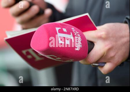 Monaco, Germania. 11th Feb, 2023. Monaco di Baviera, Germania, febbraio 10th 2023: Microfono magenta Sport durante la partita di allarme volante Frauen Bundesliga tra il Bayern Monaco e l'Eintracht Francoforte al Bayern Campus di Monaco. (Sven Beyrich/SPP) Credit: SPP Sport Press Photo. /Alamy Live News Foto Stock