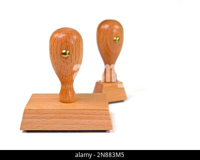 I timbri di legno contro uno sfondo bianco Foto Stock