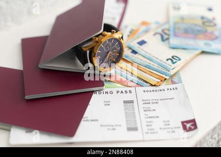 Preparazione per il viaggio. Acquisto di biglietti aerei. Documenti aviazione denaro Foto Stock