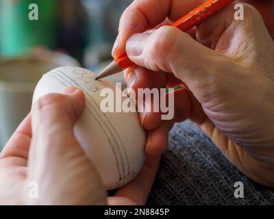 Decorazione di un uovo di Pasqua. Tradizioni pasquali in Polonia. Foto Stock