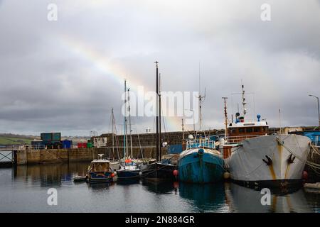 Penzance, Cornovaglia, 11th febbraio 2023, il primo giorno di mezza legislatura un arcobaleno si è formato su una mattina grigia e mistosa sopra il porto di Penzance. La temperatura era di 11C°C con un fresco breeze.Credit: Keith Larby/Alamy Live New Foto Stock