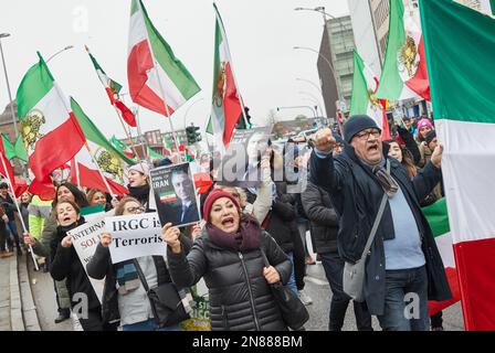 Amburgo, Germania. 11th Feb, 2023. I partecipanti a una manifestazione contro il regime iraniano detengono bandiere iraniane e foto dello scià persiano Mohammad Reza Pahlavi, rovesciato nel 1979, sul Glockengießerwall. L'Unione iraniana aveva chiesto la manifestazione. Con il motto "sostegno e solidarietà al popolo iraniano - protesta contro il regime iraniano" i partecipanti si sono trasferiti da Mönckebergstraße al Rathausmarkt. Credit: Georg Wendt/dpa/Alamy Live News Foto Stock