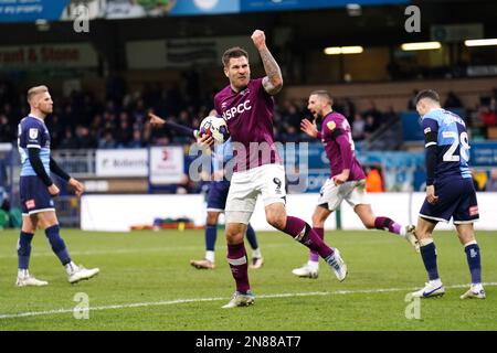 James Collins della contea di Derby celebra il primo goal del gioco durante la partita della Sky Bet League One ad Adams Park, Wycombe. Data immagine: Sabato 11 febbraio 2023. Foto Stock