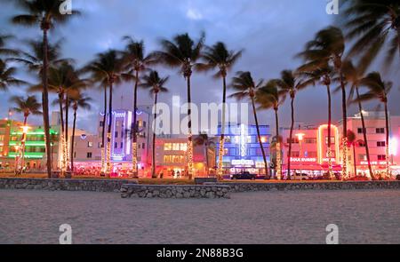 Vibrazioni notturne a Ocean Drive, quartiere storico Art Deco a Miami Beach con hotel illuminati Foto Stock