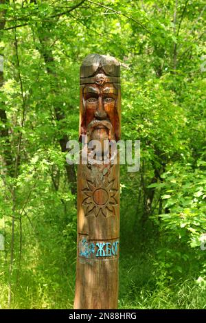 Scultura di vecchia divinità pagana sull'isola di Khortitsa a Zaporizhzhzhia, Ucraina. Foto Stock