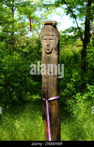 Scultura di vecchia divinità pagana sull'isola di Khortitsa a Zaporizhzhzhia, Ucraina. Foto Stock