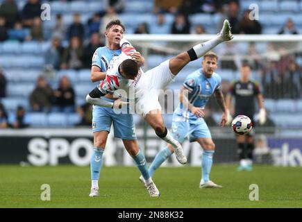 Callum Doyle di Coventry City (a sinistra) e Carlton Morris di Luton Town combattono per la palla durante la partita del campionato Sky Bet presso la Coventry Building Society Arena di Coventry. Data immagine: Sabato 11 febbraio 2023. Foto Stock