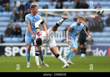 Callum Doyle di Coventry City (a sinistra) e Carlton Morris di Luton Town combattono per la palla durante la partita del campionato Sky Bet presso la Coventry Building Society Arena di Coventry. Data immagine: Sabato 11 febbraio 2023. Foto Stock