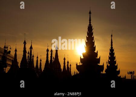 Sagome di Stupa della Pagoda Shwedagon al tramonto. E' il punto di riferimento piu' famoso di Yangon e la pagoda Buddista piu' sacra del paese. Il templ Foto Stock