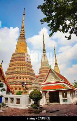 Stupa dorato di Wat Pho, o Wat Po, il tempio buddista in Phra Nakhon District, Bangkok, Thailandia. Foto Stock