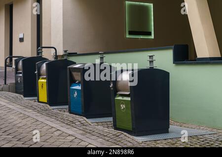 Eleganti contenitori in metallo vicino all'edificio. Foto Stock