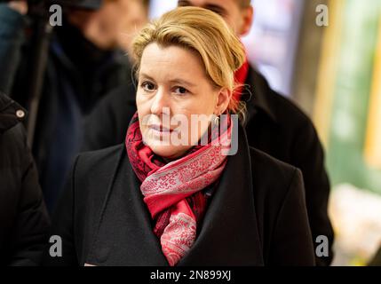 Berlino, Germania. 11th Feb, 2023. Franziska Giffey (SPD), sindaco di Berlino, visita il centro commerciale Ring-Center. Credit: Fabian Sommer/dpa/Alamy Live News Foto Stock