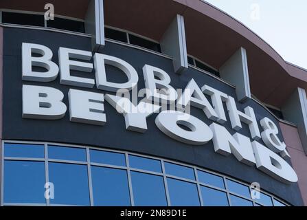 Brentwood, Stati Uniti. 10th Feb, 2023. Il segno Bed Bath & Beyond si trova in alto sull'edificio di Brentwood, Missouri, sabato 11 febbraio 2023. Bed Bath & Beyond chiuderà questo negozio entro poche settimane, 400 in totale negli ultimi mesi. L'azienda sta riducendo il numero di negozi Bed Bath & Beyond da 760 a circa 360 con 1552 negozi alla volta. Foto di Bill Greenblatt/UPI Credit: UPI/Alamy Live News Foto Stock