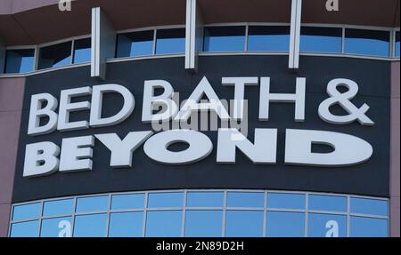 Brentwood, Stati Uniti. 10th Feb, 2023. Il segno Bed Bath & Beyond si trova in alto sull'edificio di Brentwood, Missouri, sabato 11 febbraio 2023. Bed Bath & Beyond chiuderà questo negozio entro poche settimane, 400 in totale negli ultimi mesi. L'azienda sta riducendo il numero di negozi Bed Bath & Beyond da 760 a circa 360 con 1552 negozi alla volta. Foto di Bill Greenblatt/UPI Credit: UPI/Alamy Live News Foto Stock