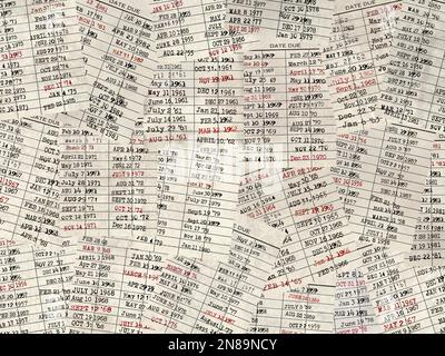 Vecchia raccolta di carte della biblioteca con data di scadenza timbrata in gomma Foto Stock