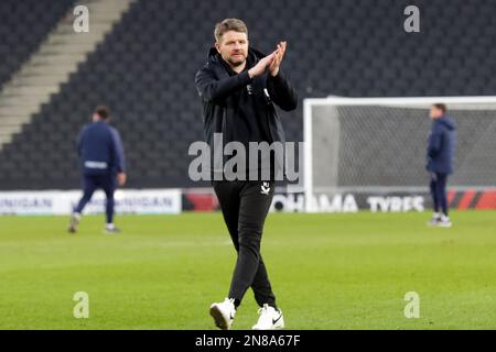 Il manager di Milton Keynes Dons Mark Jackson dopo la partita della Sky Bet League 1 tra MK Dons e Oxford United allo Stadio MK, Milton Keynes, sabato 11th febbraio 2023. (Foto: John Cripps | NOTIZIE MI) Credit: NOTIZIE MI & Sport /Alamy Live News Foto Stock