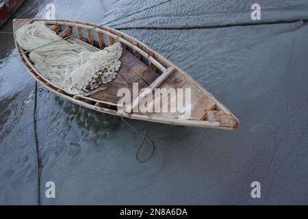 barca un mare. Barca abbandonata in mare tempestoso Foto Stock