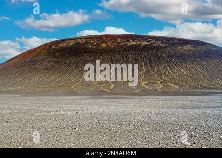 Aspre montagne vulcaniche in pianura arida - Islanda, Highlands Foto Stock