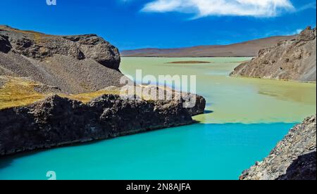 Blu pulito fresco ghiacciaio fiume di acqua dolce incontra marrone fangoso lago acqua - Hrauneyjalon laguna, Islanda Foto Stock