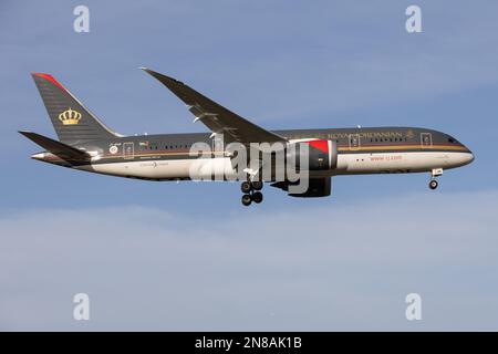 Un Boeing 787 della Royal Jordanian Airlines Dreamliner atterra all'aeroporto Heathrow di Londra nel 2023 Foto Stock