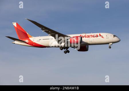 Un Boeing Avianca 787 Dreamliner atterra all'aeroporto Heathrow di Londra nel 2023 Foto Stock