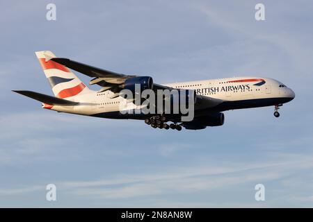 Un British Airways Airbus A380 atterra all'aeroporto Heathrow di Londra nel 2023 Foto Stock