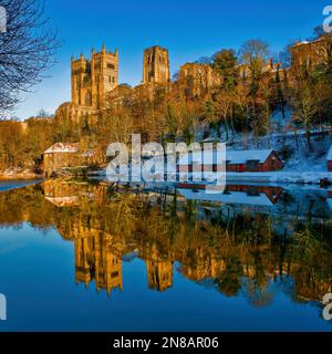 La Cattedrale di Durham in inverno si riflette nel River Wear, Durham City, County Durham, Inghilterra, Regno Unito Foto Stock