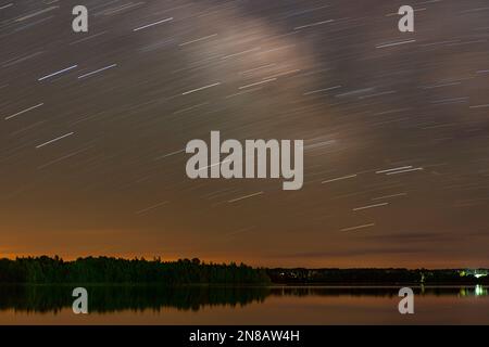 Un'esposizione temporale di dieci minuti illustra i movimenti delle stelle estive attraverso il cielo meridionale sull'isola di Manitoulin, Ontario, Canada. Foto Stock