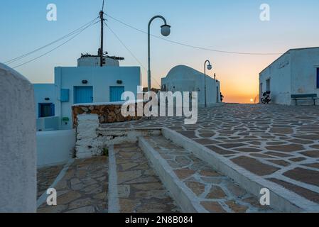 Il tramonto visto dalla piazza principale del villaggio di Chora, Anafi Foto Stock