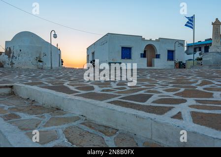 Il tramonto visto dalla piazza principale del villaggio di Chora, Anafi Foto Stock