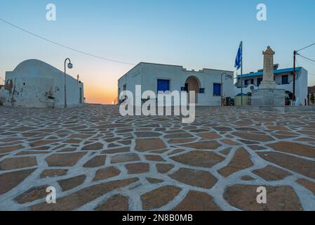 Il tramonto visto dalla piazza principale del villaggio di Chora, Anafi Foto Stock