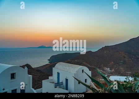 Il sole tramonta su Santorini visto dalla vicina isola di Anafi Foto Stock