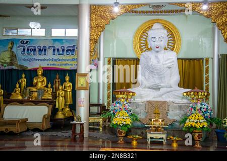 Il Buddha bianco al Wat Thang Sai la città di Ban Krut nella provincia di Prachuap Khiri Khan in Thailandia, Thailandia, Ban Krut, dicembre 2022 Foto Stock