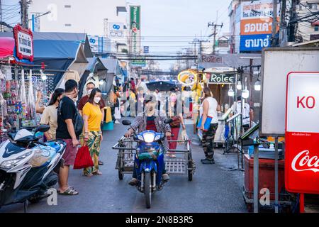 Il mercato notturno nella città di Hua Hin nella provincia di Prachuap Khiri Khan in Thailandia, Thailandia, Hua Hin, dicembre 2022 Foto Stock