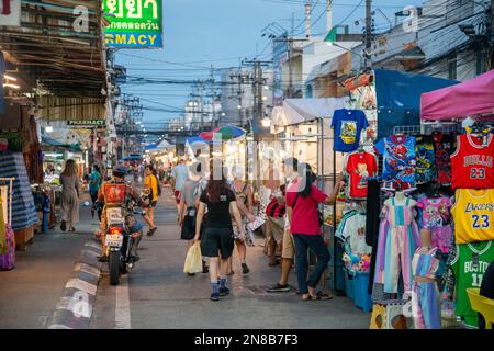 Il mercato notturno nella città di Hua Hin nella provincia di Prachuap Khiri Khan in Thailandia, Thailandia, Hua Hin, dicembre 2022 Foto Stock