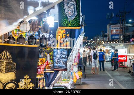 Il mercato notturno nella città di Hua Hin nella provincia di Prachuap Khiri Khan in Thailandia, Thailandia, Hua Hin, dicembre 2022 Foto Stock