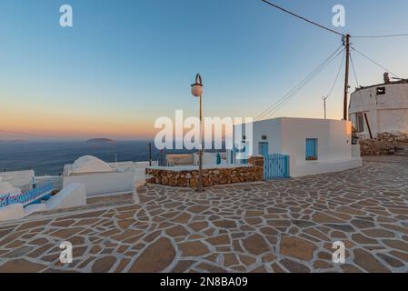 Il tramonto visto dalla piazza principale del villaggio di Chora, Anafi Foto Stock