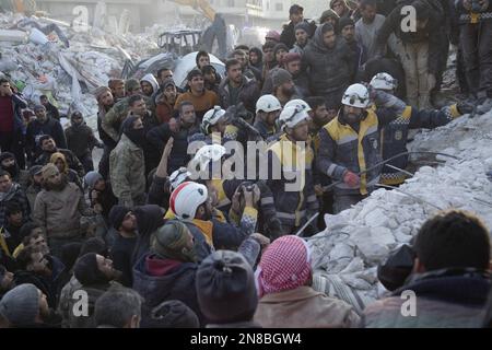 Idlib, Siria. 11th febbraio 2023. Il 6th febbraio un terremoto ha colpito la Siria settentrionale e occidentale. Il catastrofico terremoto di magnitudo 7,8 ha finora ucciso più di 3500 persone, mentre 5,3 milioni di persone in Siria potrebbero essere senza tetto dopo il terremoto. È il terremoto più letale che ha colpito la Siria dal terremoto di Aleppo del 1822. Foto Stock