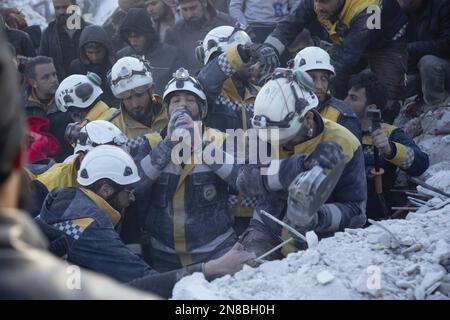 Idlib, Siria. 11th febbraio 2023. Il 6th febbraio un terremoto ha colpito la Siria settentrionale e occidentale. Il catastrofico terremoto di magnitudo 7,8 ha finora ucciso più di 3500 persone, mentre 5,3 milioni di persone in Siria potrebbero essere senza tetto dopo il terremoto. È il terremoto più letale che ha colpito la Siria dal terremoto di Aleppo del 1822. Foto Stock