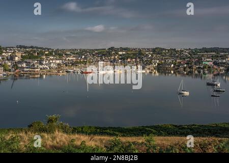 Vista panoramica della città di Kinsale mattutina sul fiume Bandon con barche a vela ancorate e ormeggiate. Irlanda. Foto Stock