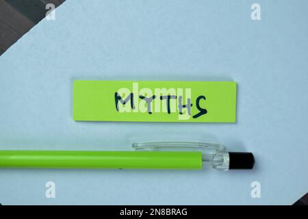 Concetto di miti scrivere su note appiccicose isolato su tavola di legno. Foto Stock