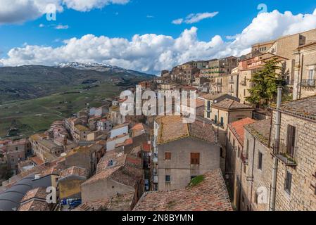 Il villaggio di Gangi visto dai tetti con le cime innevate delle Madonie sullo sfondo, la Sicilia Foto Stock