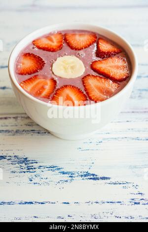 Frullato di frutti di bosco misto con fragole e banana Foto Stock