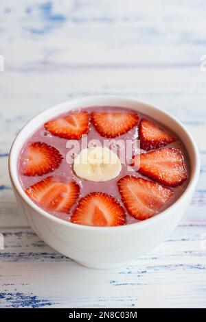 Frullato di frutti di bosco misto con fragole e banana Foto Stock